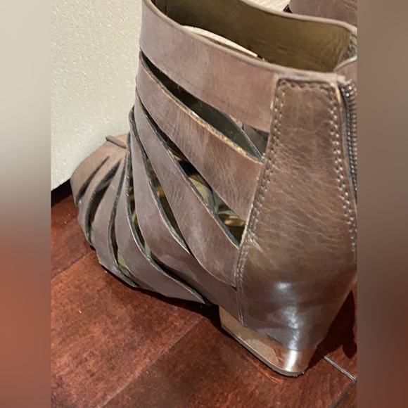 BCBG generation brown gladiator Sandals hidden 4” heel size 8.5 - Picture 7 of 11